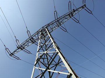 Aufnahme der Spitze eines Hochspannungsmasts aus Froschperspektive Aufnahme der Spitze eines Hochspannungsmasts aus Froschperspektive