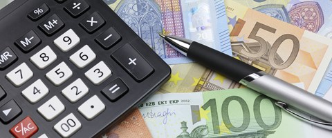 Taschenrechner und Kugelschreiber auf Eurobanknoten unterschiedlicher Werte - Nahaufnahme Taschenrechner und Kugelschreiber auf Eurobanknoten unterschiedlicher Werte - Nahaufnahme